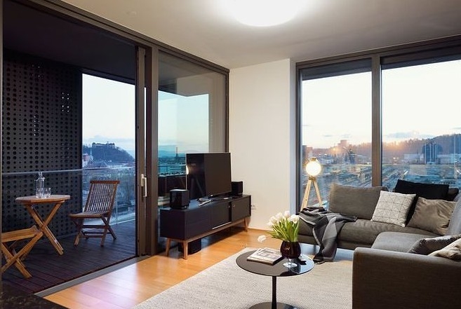 Développement de produits Porte élévatrice et porte coulissante en aluminium avec coefficient d'isolation acoustique de 35 dB