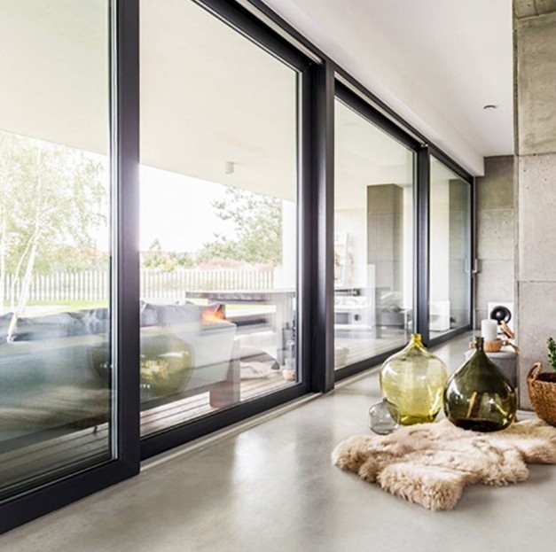 Des portes coulissantes en aluminium de design moderne avec une épaisseur de paroi de 1,4 mm et un double verre