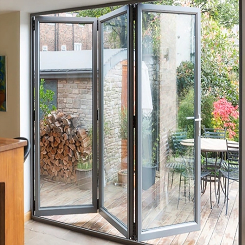 Des portes pliantes en aluminium à double verre pour un patio pliant à deux portes