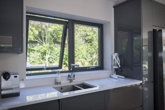 Projet de décoration intérieure avec fenêtres suspendues en verre personnalisable en aluminium