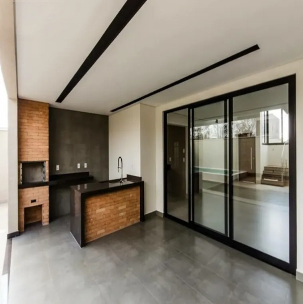 Porte coulissante d'ascenseur de bâtiment de bureaux à conception minimaliste et avec ouverture à tirage à rouleaux