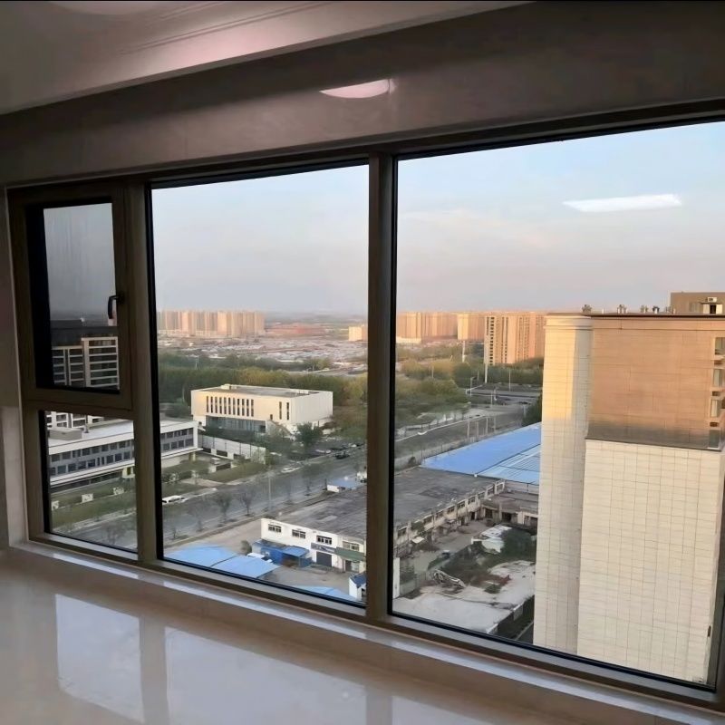 fenêtre en alliage d'aluminium à manivelle à main de design moderne avec un coin anti-collision de type R