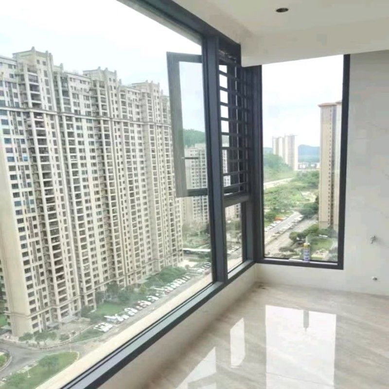 fenêtre en alliage d'aluminium à manivelle à main de design moderne avec un coin anti-collision de type R