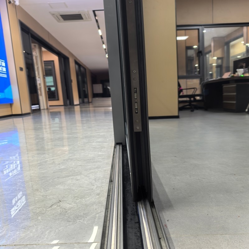 Portes coulissantes en alliage d'aluminium personnalisables de conception moderne avec isolation thermique de 1,1 W / ((m2 · K)